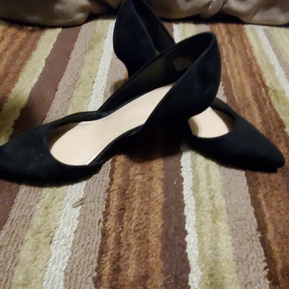 Black pumps